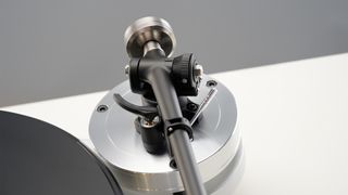 Michell Gyro SE / Cusis S turntable close up on tonearm