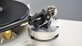 Michell Gyro SE / Cusis S turntable side view of tonearm