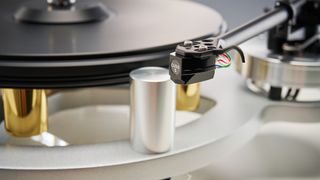 Michell Gyro SE / Cusis S turntablewith cartridge in focus in front of main turntable body